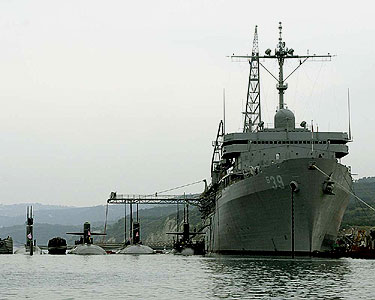 USS Providence alongside Wolfpack
